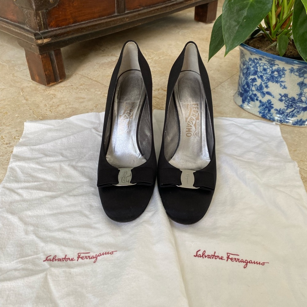 Vintage 90’s Salvatore Ferragamo black stiletto pumps